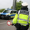 Stephan Frei, stellvertretender Leiter der Verkehrspolizei Freiburg, Außenstelle Waldshut-Tiengen, kontrolliert am Donnerstag, 5. Mai, ...