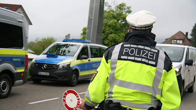 Stephan Frei, stellvertretender Leiter der Verkehrspolizei Freiburg, Außenstelle Waldshut-Tiengen, kontrolliert am Donnerstag, 5. Mai, ...