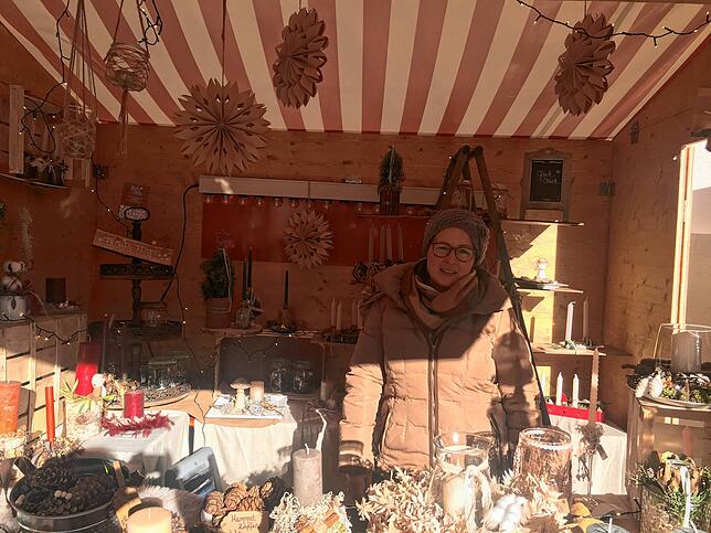 Angela Schwabe stellt handgefertigte Wohn-Accessoires und Geschenke her. Sie ist der Meinung, dass die Leute spürbar Weihnachtsstimmung ...