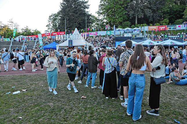 Bild 19: Im Stadion wird am zweiten Tag des Campus-Festivals nochmals aufgedreht