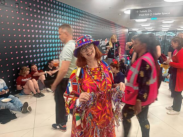 Bild 9: Der ESC in Basel: So bunt sind die Kostüme der Fans