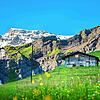 Eine Alphütte vor dem Engstligenwasserfall und dem Wildstrubel bei Adelboden im Berner Oberland.