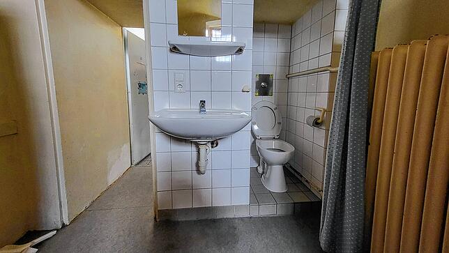 Die Toilette ist im Haftraum, nur ein Vorhang trennt den Bereich ab. Privatsphäre? Fehlanzeige.