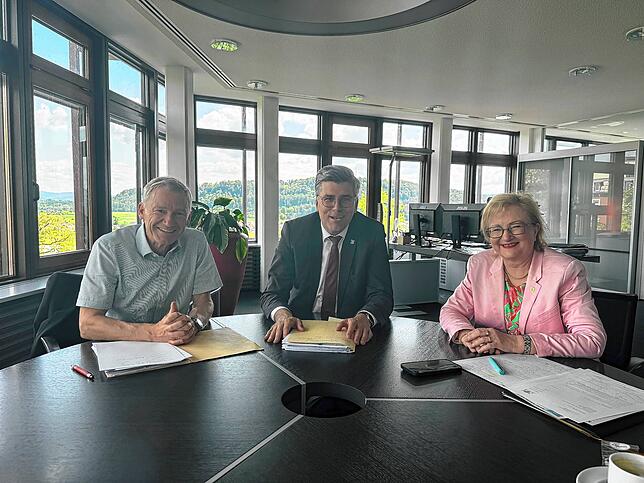 Lothar Probst, Leiter des Amts für Wirtschaft und Mobilität im Landratsamt, Landrat Martin Kistler und Landtagsabgeordnete Sabine ...