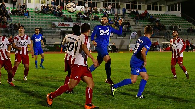 Kopfballchance: Manuel Göbel (Mitte) verpasst es mit diesem Kopfball, den 4:1-Derbysieg des FC Erzingen beim FC Tiengen 08 noch auszubauen.