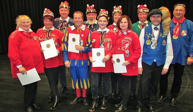 Markus Diebold und Charly Zeller (rechts außen), die Vertreter der Vereinigung der schwäbisch-alemannischen Narrenzünfte (VSAN), ehren ...