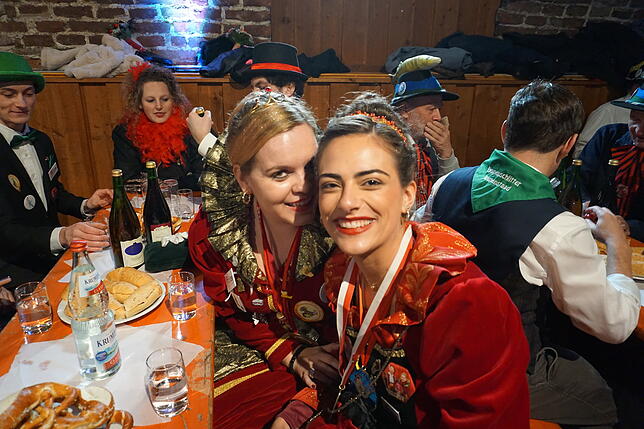 Prinzessinnen unter sich: Alisha I. von den Kressbronner Griesebiggern und Nathalie I. feiern im Winzerkär die Fasnet und Hochzeit des ...
