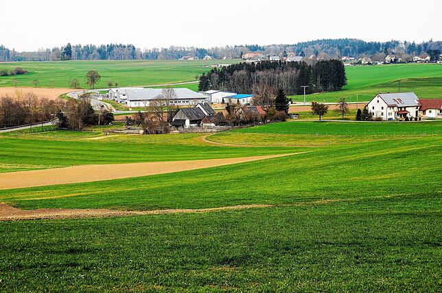 Blick auf das Interkommunale Gewerbegebiet Egelsee jenseits der Landesstraße 194, genau auf der Grenze zwischen den Kommunen Hohenfels ...