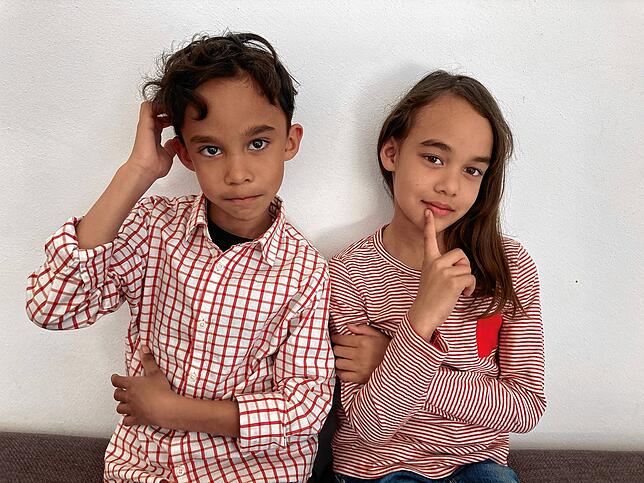 Ellie (7) aus Singen-Bohlingen mit ihrem Bruder Sem.