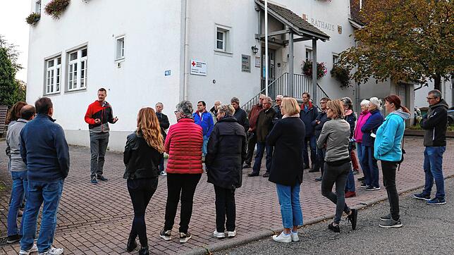 Das Stahringer Rathaus war Ausgangpunkt der knapp zweistündigen Zuhörtour, die OB-Kandidat Simon Gröger gemeinsam mit 25 Bürgern durch ...