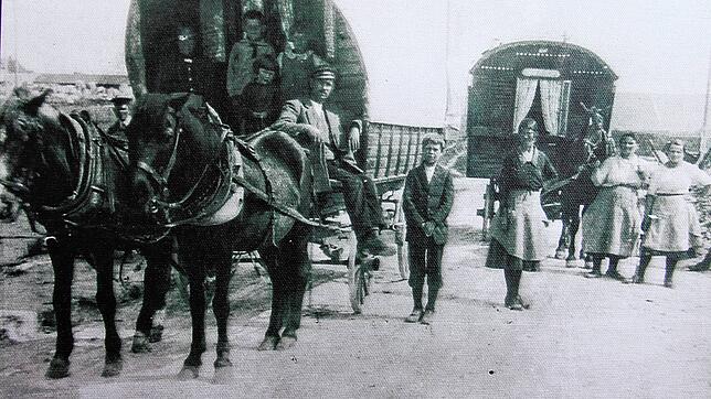 Eine Gruppe von Jenischen im frühen 20. Jahrhundert, unterwegs mit Pferdewagen. Da sie nicht sesshaft waren und sich in ihren Gebräuchen ...