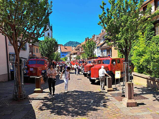 Die Engener Altstadt war am Wochenende gesäumt von historischen Feuerwehrfahrzeugen, die das Interesse vieler Besucher auf sich zogen.