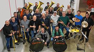 Die Ehemaligen des Katastrophenorchesters Gündelwangen haben bei der Geburtstagsparty ihren großen Auftritt. Bild: Wolfgang Scheu