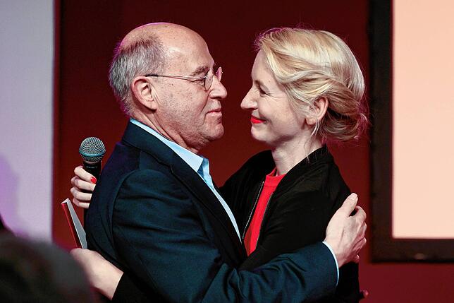 Ines Schwerdtner, Linken-Parteivorsitzende, steht mit Gregor Gysi, Mission Silberlocke, bei der Wahlparty für ein Statement auf der Bühne.