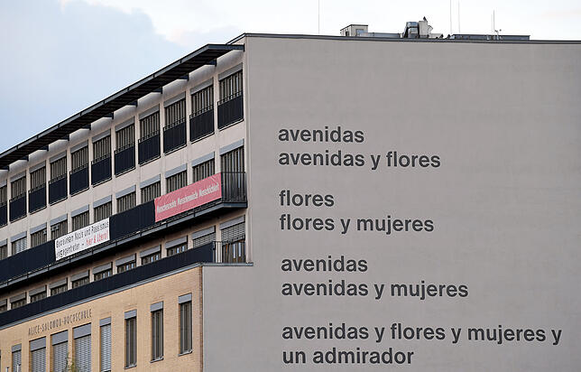 Eugen Gomringers inzwischen wegen angeblichen Sexismus überstrichenes Gedicht „Avenidas“.