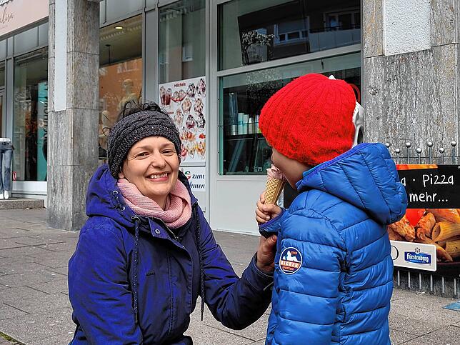 Sybille Ganea und ihr Sohn Julian vor dem Eiscafé Al Museo in Friedrichshafen.