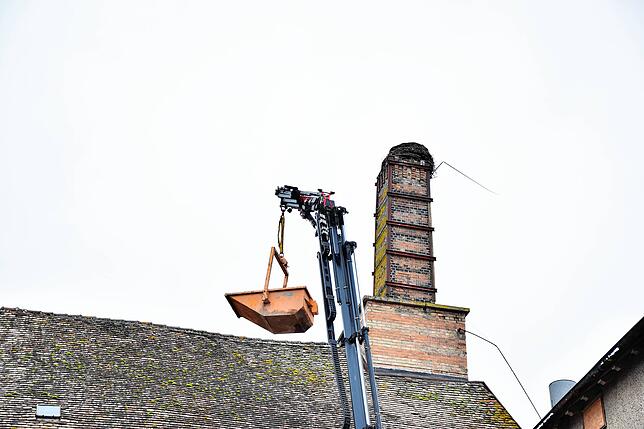 Der Großteil des alten Nests landet in diesem Container am Kran.