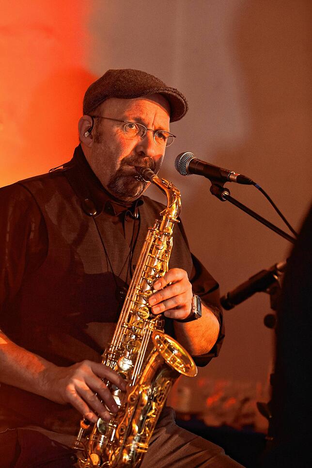 Saxophonist Volker Basler sorgt mit der Gruppe „Herrenmusik“ für den musikalischen Rahmen.