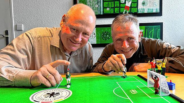Die Cousins Mathias (links) und Jochen Mieg sind die Geschäftsführer der Tipp-Kick-GmbH in Schwenningen. Jetzt freuen sie sich auf den ...