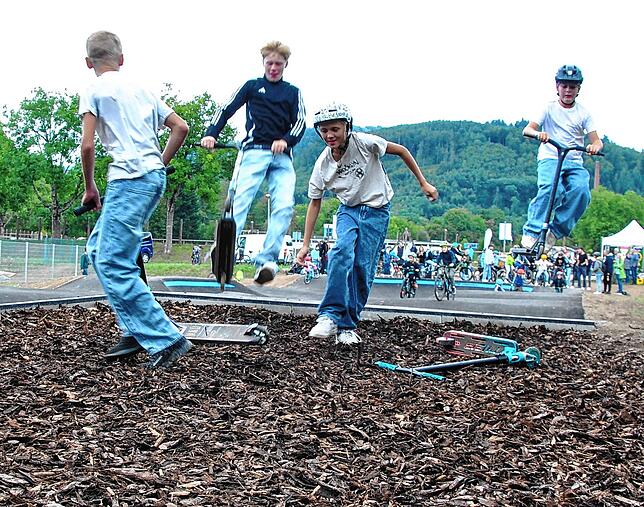 Die Jugendlichen freuten sich auf den neuen Pumptrack