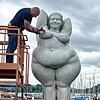 Ein städtischer Mitarbeiter vermisst den Brustumfang der Yolanda in Ludwigshafen.