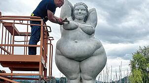 Ein städtischer Mitarbeiter vermisst den Brustumfang der Yolanda in Ludwigshafen.