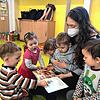 Im städtischen Kindergarten Bräunlingen lauschen Loki, Malea, Finja, Damien und Vincent einer Geschichte, die ihnen Erzieherin Alicia ...