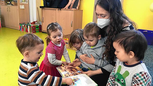 Im städtischen Kindergarten Bräunlingen lauschen Loki, Malea, Finja, Damien und Vincent einer Geschichte, die ihnen Erzieherin Alicia ...
