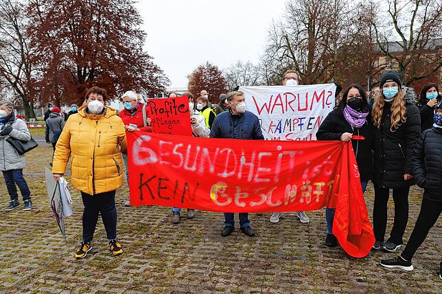 Eine Vielzahl von Transparenten mit eindringlichen Forderungen und Appellen darauf hatten die Teilnehmer mitgebracht.