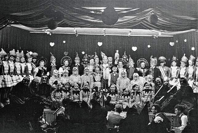 1959 zog das Fasnetsspiel in den Saal des Gasthauses Adler.