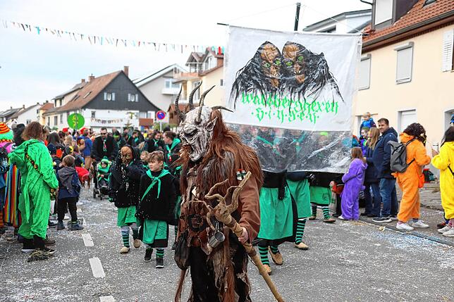 Bild 7: So bunt war der große Umzug beim Seenarrentreffen in Allensbach 2024 &ndash; Teil 3