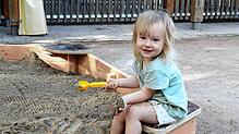 Edda, eindreiviertel Jahre alt, testet als eine der ersten den neuen Sandkasten.