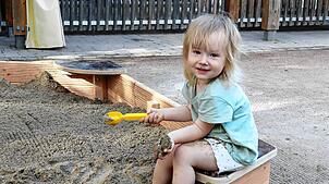 Edda, eindreiviertel Jahre alt, testet als eine der ersten den neuen Sandkasten.