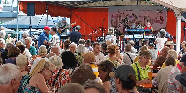 Jürgen Waidele & Friends unterhalten am Freitagabend mit gutem Sound.