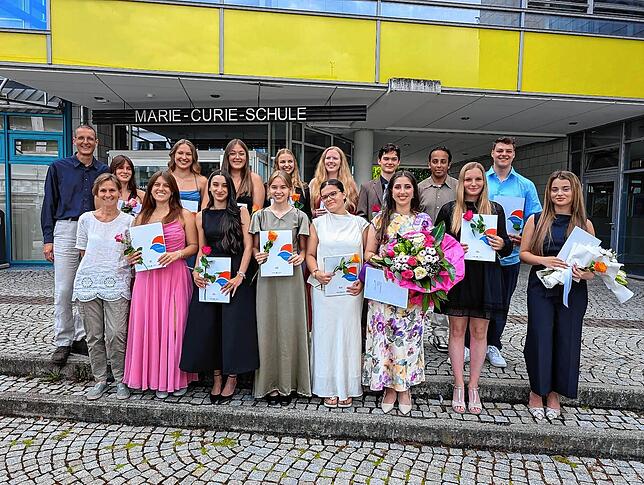 Zweijähriges Berufskolleg Biologisch-technische Assistenten mit dem Profil Biologie und Biotechnologie: Diana Alabbas, Arlinda Asani, ...