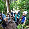 Kletterguide Lotta Bröker erklärt den MUSS-Kindern zu Beginn, worauf sie unbedingt achten müssen, um sicher durch den Kletterwald zu kommen.