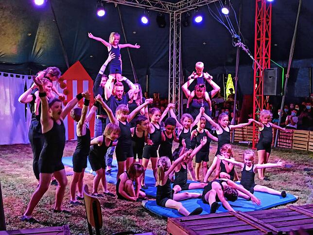 Unvergessliche Erlebnisse: Beim zweitägigen Sommerfest im Juli 2021 treten alle Kinder und Erzieher in der Manege bei einer Zirkusshow ...