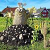 Da vergeht auch dem kleinen Maulwurf das Lachen. Die Figur hatte die KLJB Schwenningen für den Strohpark 2024 gebaut.