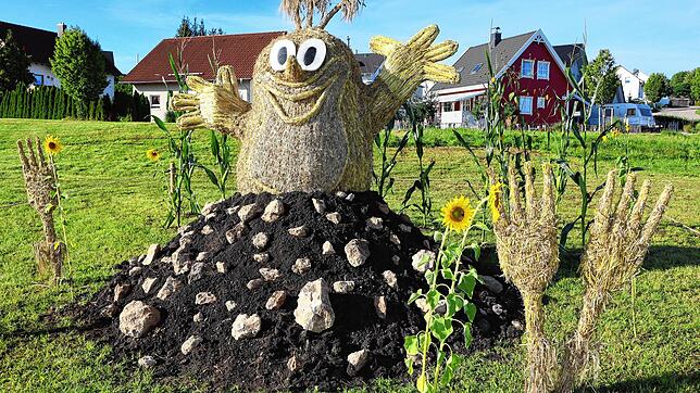 Da vergeht auch dem kleinen Maulwurf das Lachen. Die Figur hatte die KLJB Schwenningen für den Strohpark 2024 gebaut.
