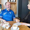 Gerhard Klank, Abteilungsleiter Fußball im SC Markdorf, spricht im "Ludwig" mit SÜDKURIER-Mitarbeiterin Christiane Keutner, über die ...