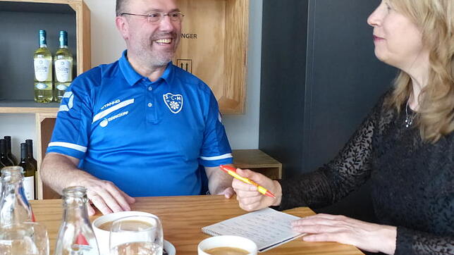 Gerhard Klank, Abteilungsleiter Fußball im SC Markdorf, spricht im "Ludwig" mit SÜDKURIER-Mitarbeiterin Christiane Keutner, über die ...
