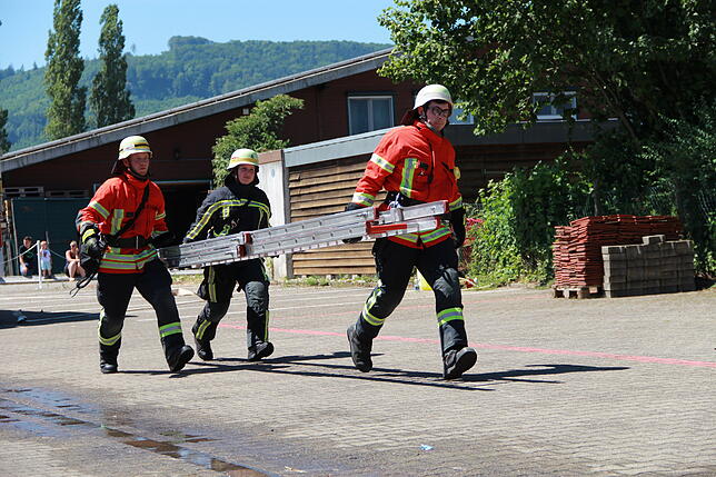 Auch unter Zeitdruck dürfen keine Fehler passieren, den aufmerksamen Schiedsrichtern entgeht kein Handgriff. Die Feuerwehr Bonndorf trat ...