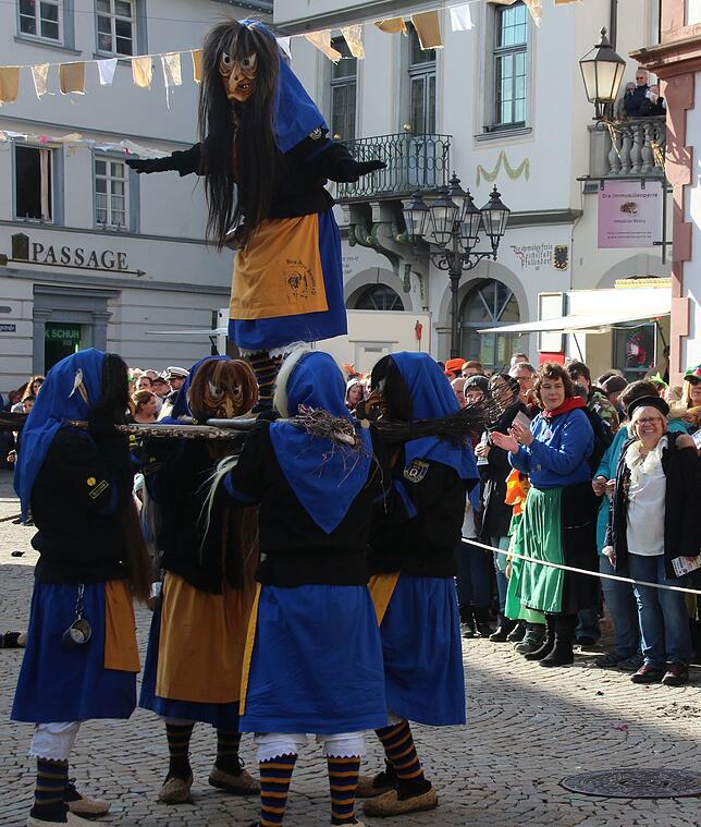 Eine akrobatische Pyramide auf den Hexenbesen zeigten die Burghexen Hornstein.