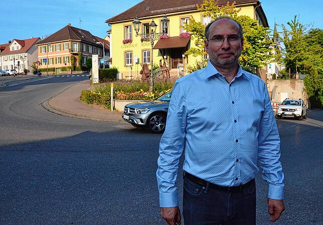 Vermisst das strategische Denken in der Stadt: FDP-Stadtrat Rolf Haas vor dem Ex-Gasthof „Adler“, der im Besitz der Stadt ...
