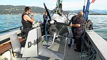 Der Tragschrauber wird aus dem Bodensee geborgen. Er war am Sonntag mit zwei Insassen abgestürzt.