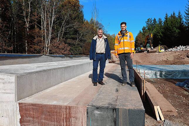 Helmut Mayer (links) und Wolfgang Thedy vom Regierungspräsidium Freiburg stehen auf dem letzten Teilbereich der neuen Kuhmoosbachbrücke, ...