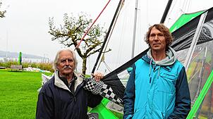 Tilo Schnekenburger (links) und Marek Niemann vom Windsurfclub Überlingen sind schockiert. Die Grundsteuer für das Vereinsgelände soll ...