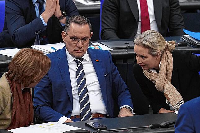 Alice Weidel (rechts), Co-Vorsitzende der AfD-Bundestagsfraktion, und Tino Chrupalla (Mitte) beraten sich in der Bundestagssitzung am ...
