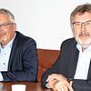 Stadtwerkechef Jörg-Arne Bias (links) und Bürgermeister Thomas Kugler sehen mit Sorge auf die bizarren Entwicklungen auf dem ...