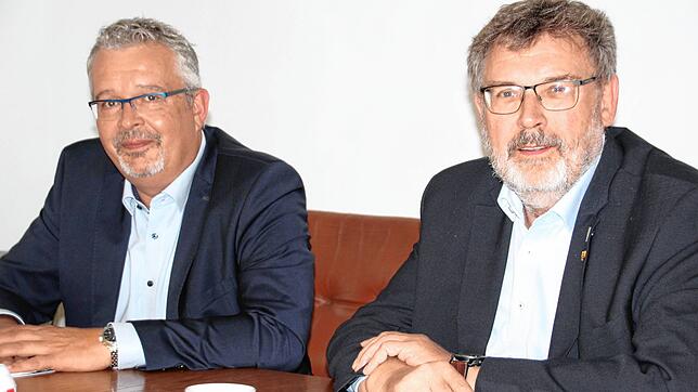 Stadtwerkechef Jörg-Arne Bias (links) und Bürgermeister Thomas Kugler sehen mit Sorge auf die bizarren Entwicklungen auf dem ...